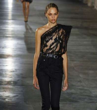 توب الدانتيل الشفافة بقصة الكتف الواحد من سان لوران لصيف 2017