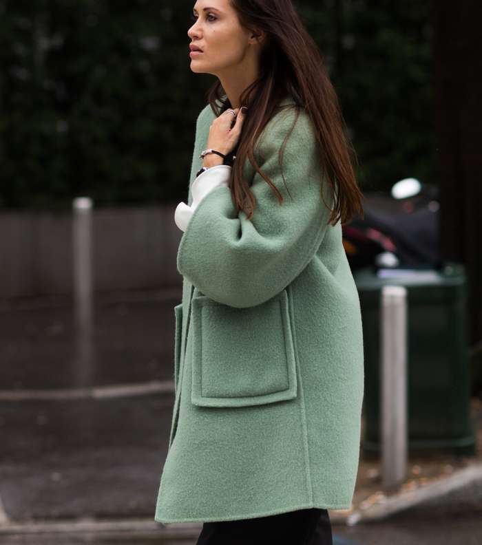 موضة المعطف الصوفي بالاكمام الواسعة المربعة من اليوم الخامس من اسبوع الموضة في ميلانو