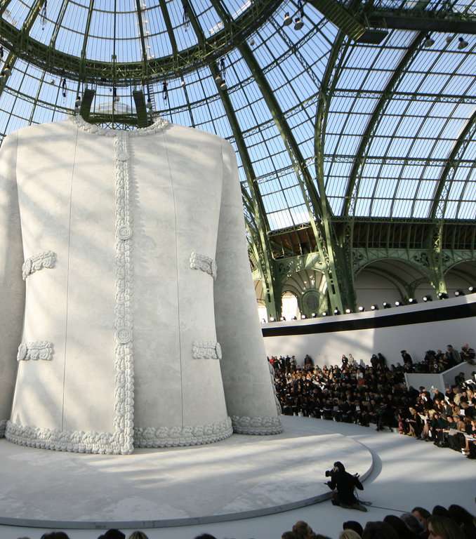 إكتشفي ديكور CHANEL لربيع وصيف 2008