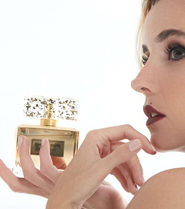 بالصور، جلسة تصوير حصريّة لياسمينة مع هنا الراسخ وعطر Dahlia Divin من جيفنشي