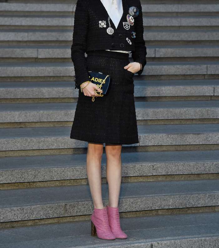 Ryeowon JUNG  تتالق بفستان اسود من توقيع CHANEL خلال عرض الكروز 2016