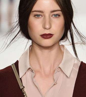 صيحة الشفاه البنية مع Rebecca Minkoff