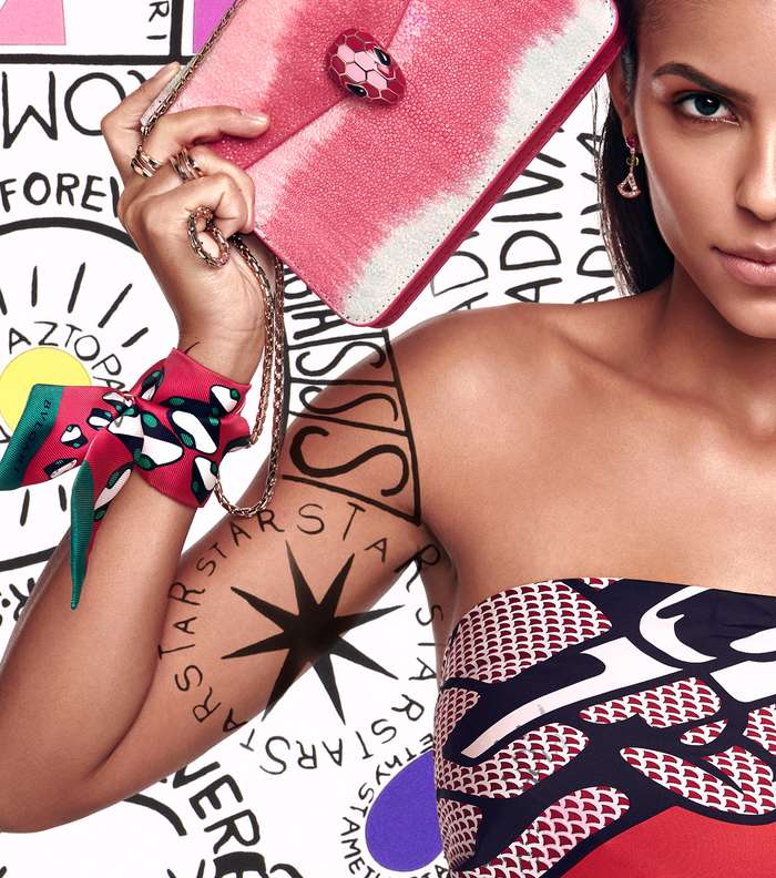 فستان من الساتان من ماركة Racil من Boutique1 ومجوهرات وشنط من بولغري