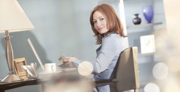 امرأة تستخدم تويتر