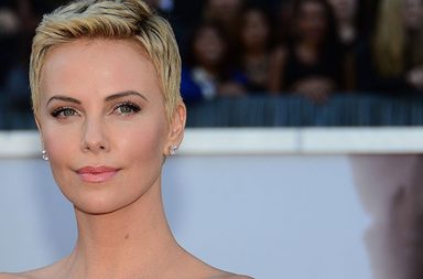 بالصور، تشارليز ثيرون أدخلت البيكسي إلى قصّات الشعر الأيقونية