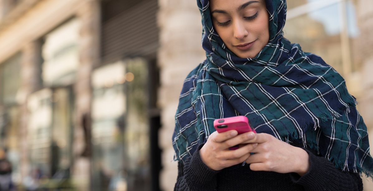 عندما تقعين ضحية الابتزاز على الانترنت.. قصة امرأة دمرت حياتها بسببه!