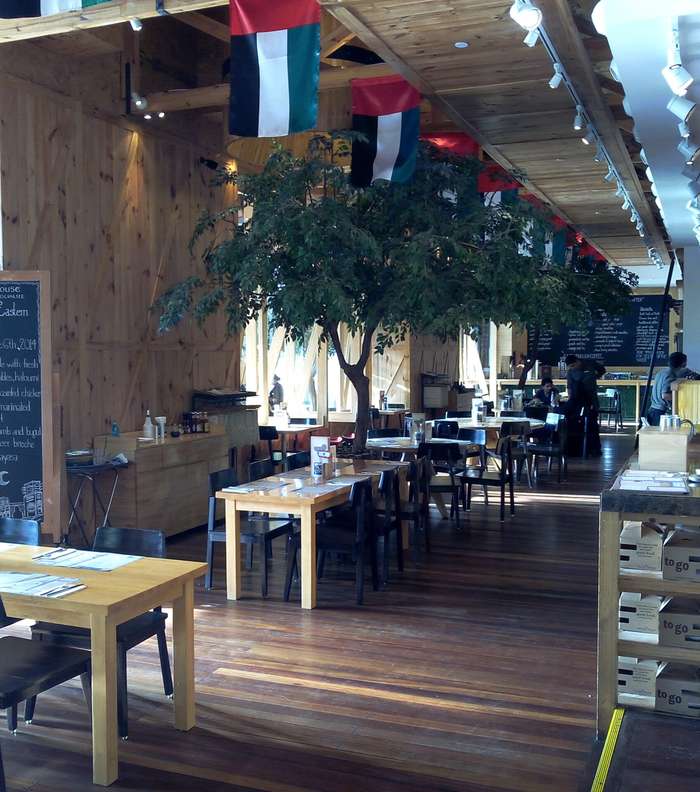 مطعم Social House في دبي مول تزيّن بأعلام الإمارات العربية المتحدة