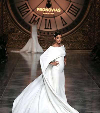 ظهور صيحات المشالح في عرض أزياء عروس Pronovias