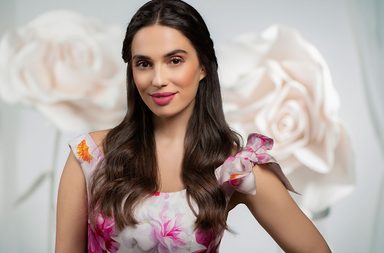 فستان مستوحى من أحمر شفاه بورجوا يحتفل بنساء العالم 