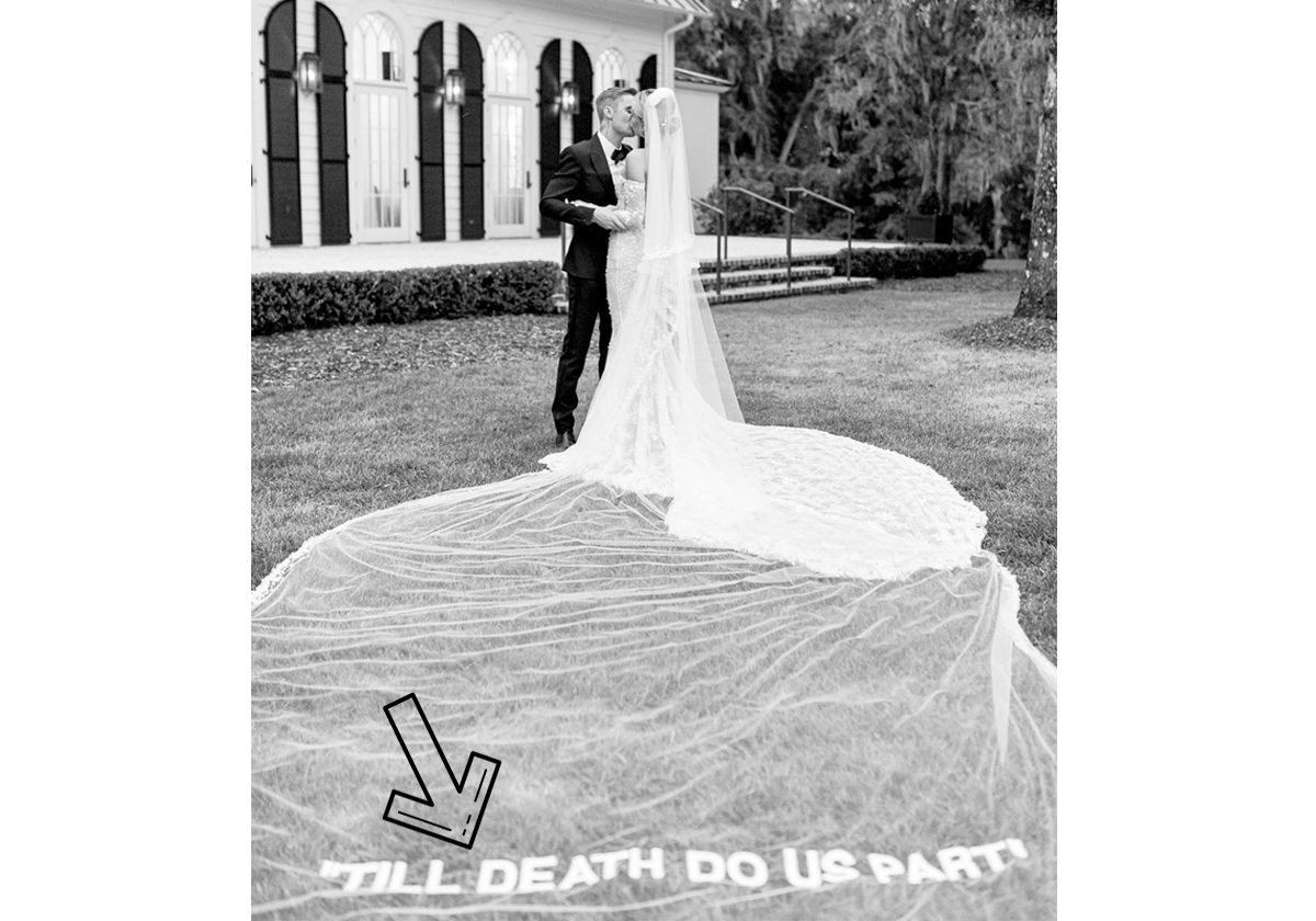 ماذا كتبت هايلي بالدوين على فستان زفافها؟