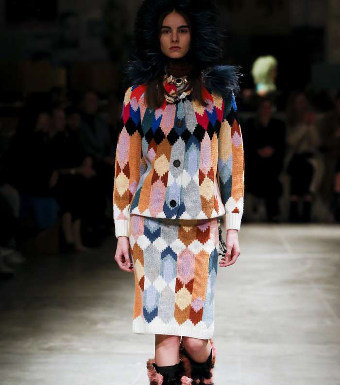 التايور الصوفي المقطع بالاشكار الهندسية من برادا لشتاء 2018