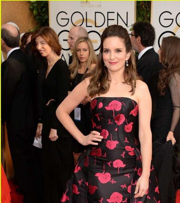 تينا فاي بفستان مطبّع بالأزهار من توقيع كارولينا هيريرا