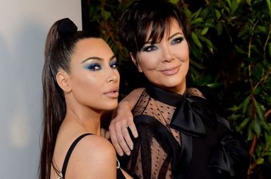 صديق والدة كيم كارداشيان يصغرها بـ25 سنة وينافس أزواج بناتها شباباً وجاذبية!