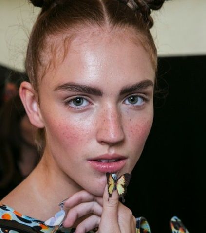 التسريحة الطفوليّة مع  Sophia Webster 