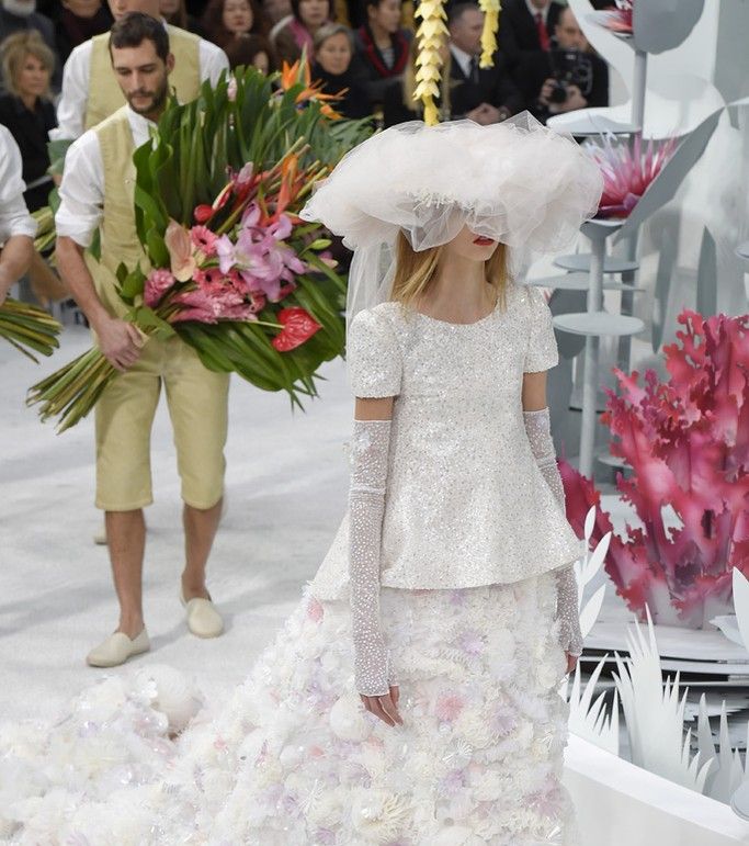 كارل لاغرفلد لا يمل من الرسائل المبطنّة بواسطة عروسه