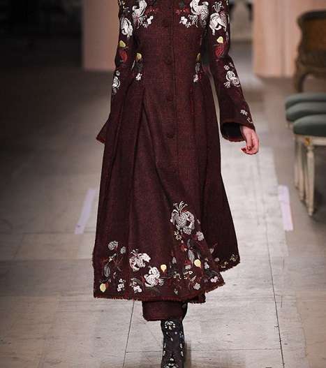 موضة الفستان المطرز والمطبع باسلوب القميص من Erdem لشتاء 2017