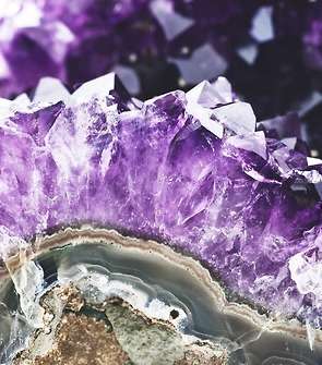 اكتشفي بالصّور أجمل المجوهرات الفاخرة بحجر الجمشت!