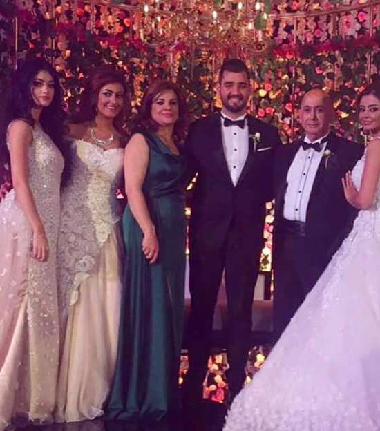 العروس مع عائلتها، وتظهر شقيقتها المدوّنة شاهناز سليم