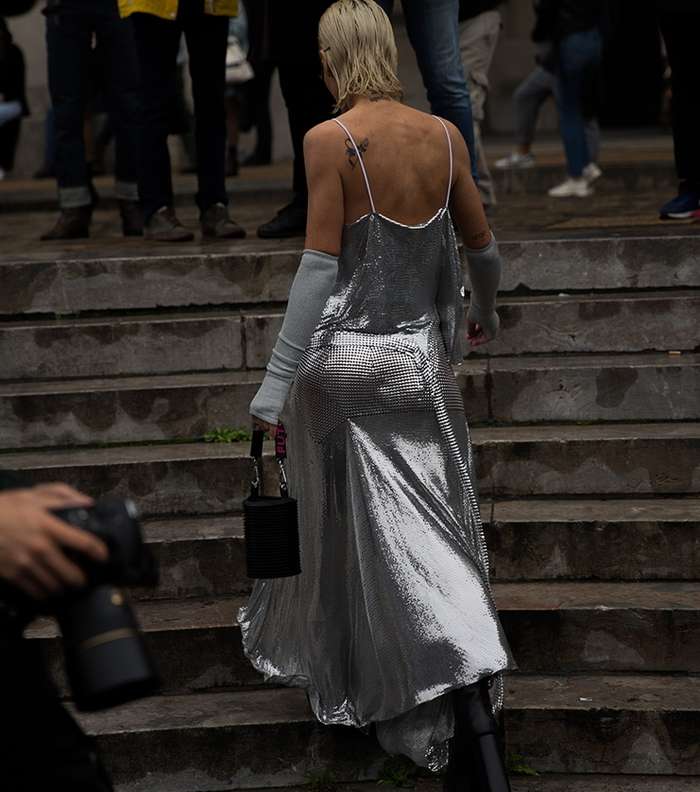 فستان باللون الفضي الميتاليكي في شوراع باريس