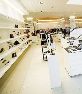 Linda Farrow تحتفل في Boutique 1