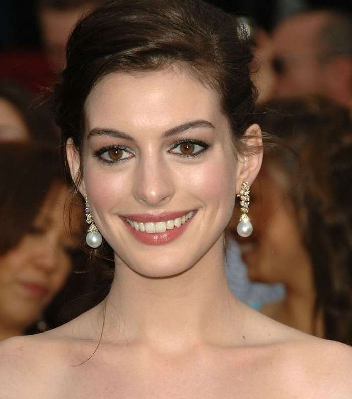 ماكياج هادئ وخفيف مع آن هاثاواي في حفل الأوسكار 2007