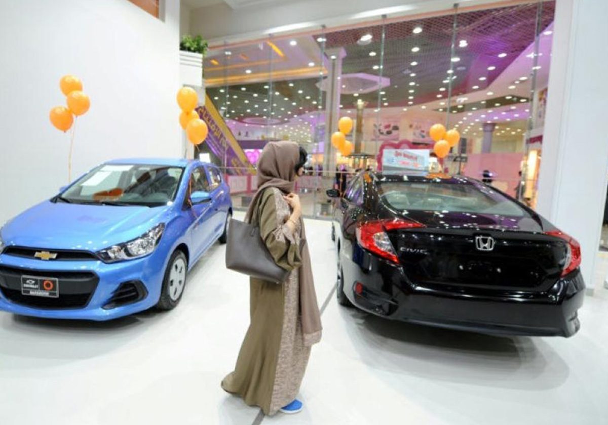 أول معرض سيارات للنساء فقط في السعودية
