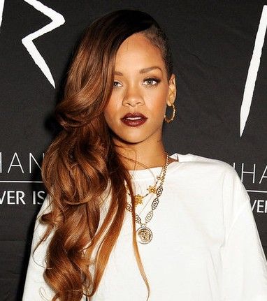 ريهانا بالشعر الأحمر والتسريحة الجانبية 