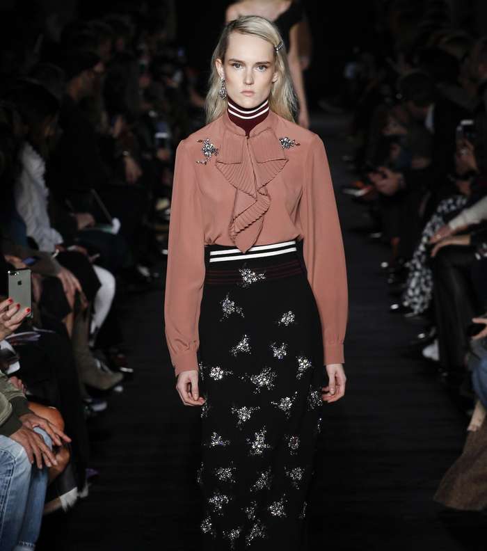 التنورة المطرزة بالترتر مع القميص المزين بالكشاكش من No.21 لشتاء 2018