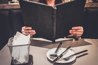 هذا ما تفرضه الإتيكيت عليك في المطعم