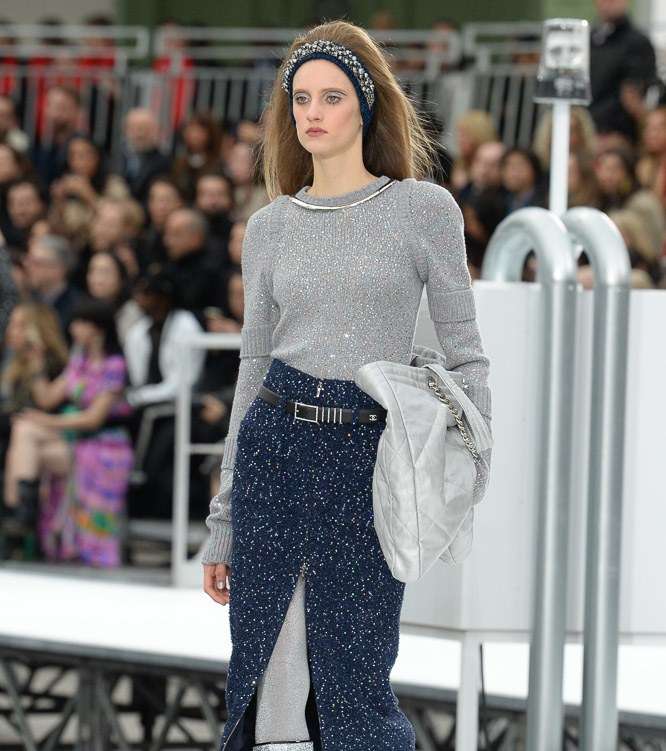 التنورة المطبعة بقصة مستقيمة وطول متسوط مع شق امامي من CHANEL لشتاء 2018