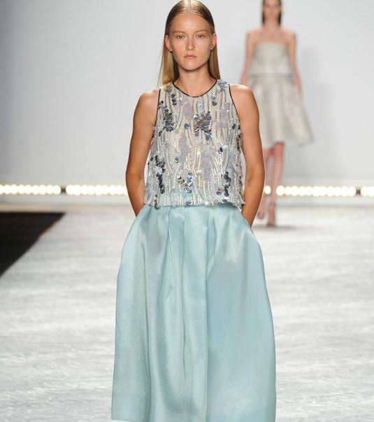 التنورة الطويلة باللون الأزرق