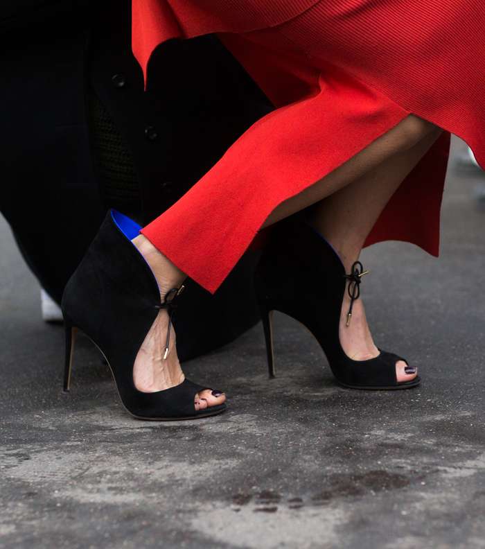 موضة التنورة الماكسي مع الشق الطويل على الساق وحذاء الكاحل من شوارع باريس