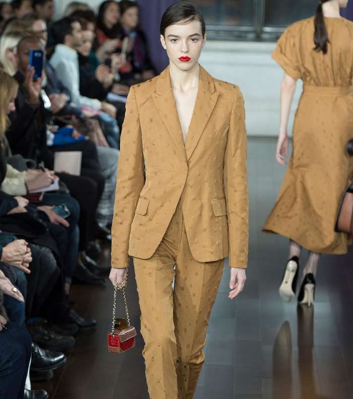 البدلة الرسمية بلون البيج من Jason Wu