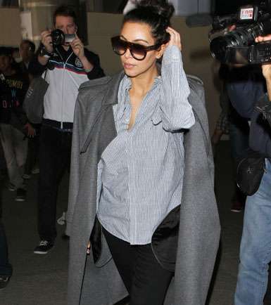 كيم كارداشيان تختار الكنزات والقمصان الواسعة خلال فترة حملها 