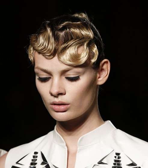 الريترو والرموش الكثيفة في عرض Iris van Herpen