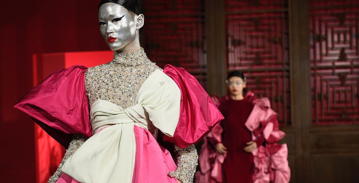تصاميم تجمع الأسلوب الإيطالي والصيني في مجموعة Valentino في بكين