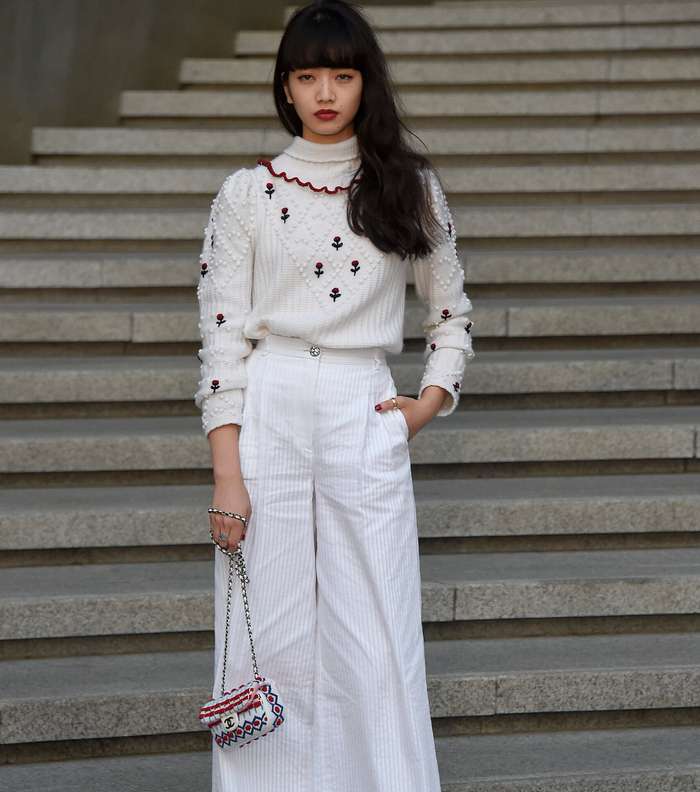 سروال واسع وكنزة صوفية ارتدتها Nana KOMATSU خلال عرض CHANEL كروز 2016