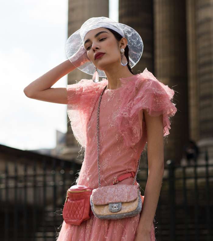 حقيبة كلاسيكية من CHANEL من الترتر والستراس لصيف 2018