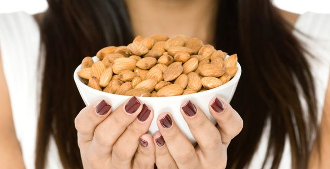 خلطات اللوز لتبييض البشرة والعناية بمشاكل البشرة 