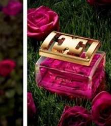 مكياج وردي لإطلالة الربيع في إعلان يارا لعطر Escada