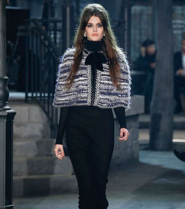 موضة الكنزة بقبة العنق العالية مع الربطة على العنق من مجموعة CHANEL Metiers D'art 2015