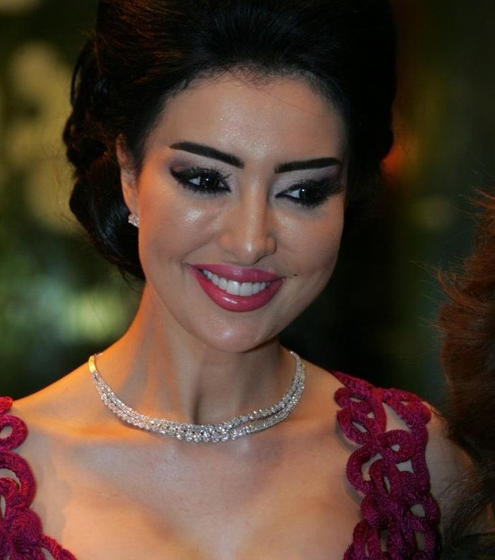 تسريحة الكعكة المرفوعة والماكياج القوي من الإطلالات الأجمل مع ميساء