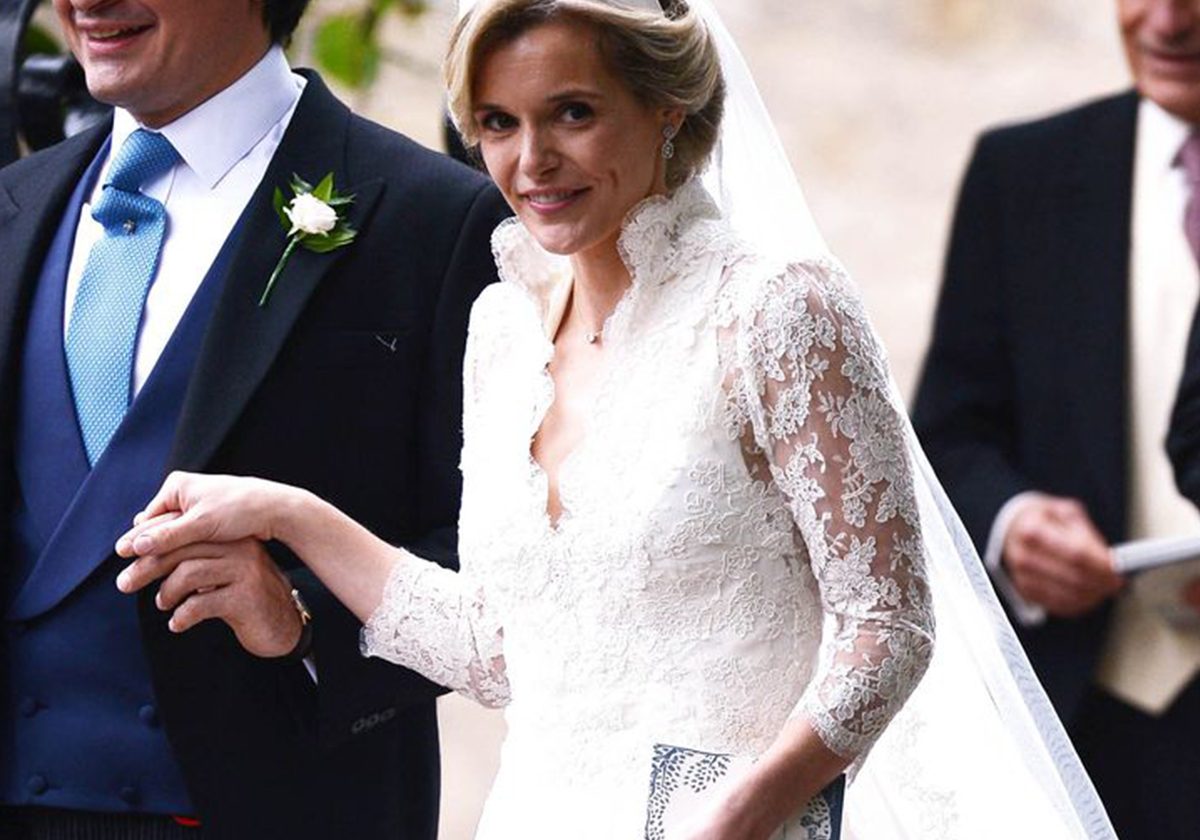 أكمام الدانتيل الطويلة هي أحد الأمور المشتركة بين الثوبين