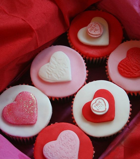 صور كيكة عيد الحب