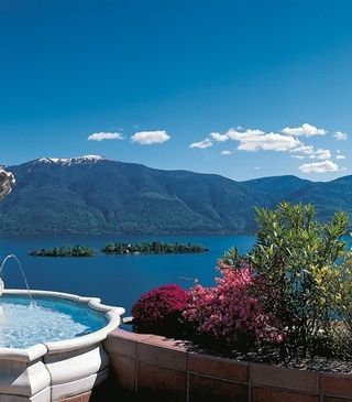 سافري في زوارق الحب في مدينة تيسينو