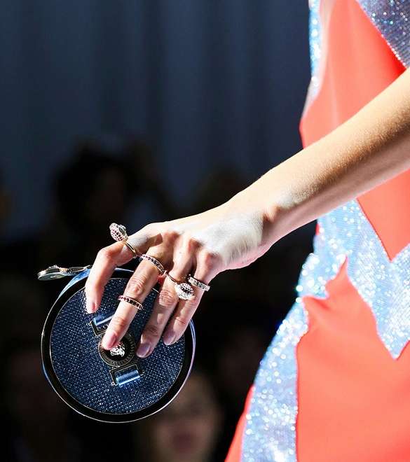 لاطلالة مميزة في صيف 2015، ارتدي الحقائب المدورة