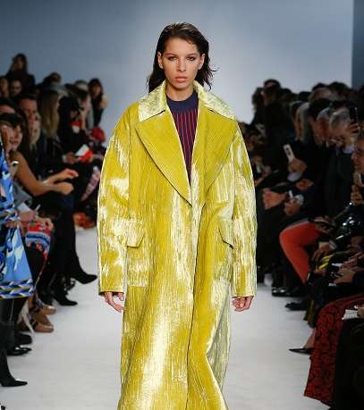 معطف مخملي باللون الخردلي من توقيع علامة Emilio Pucci