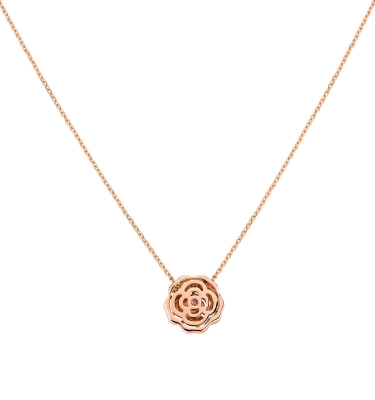 اختاري قلادة Camelia من علامة CHANEL