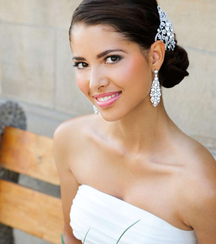 الماسكارا والآيلاينر الرفيع، والكحل الأسود لاكتمال الماكياج