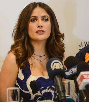 سلمى حايك خلال المؤتمر الصحفي في بيروت 